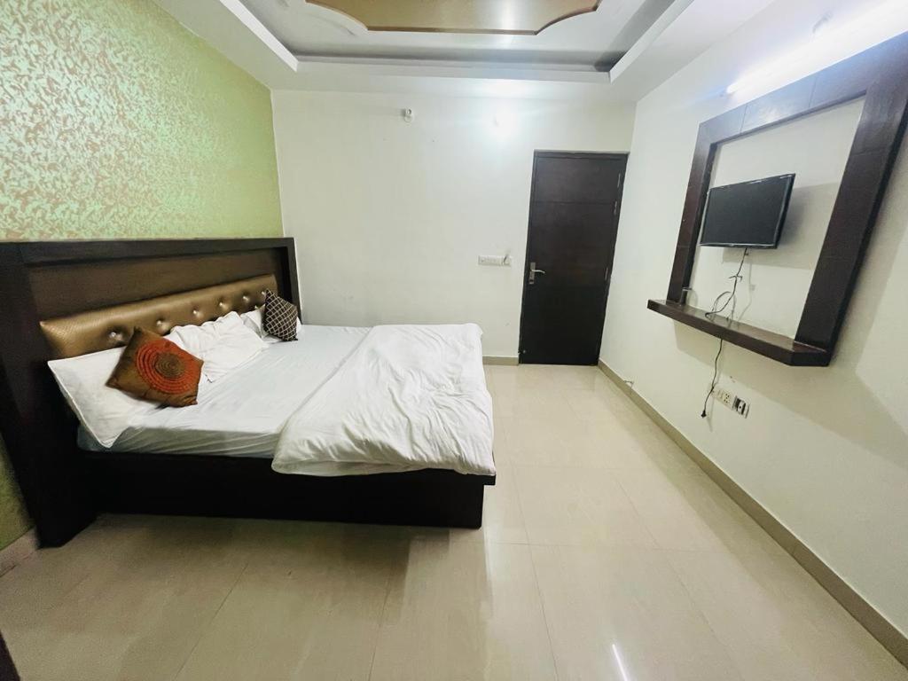 Premium Boston Rooms Family Hotel Агра Экстерьер фото